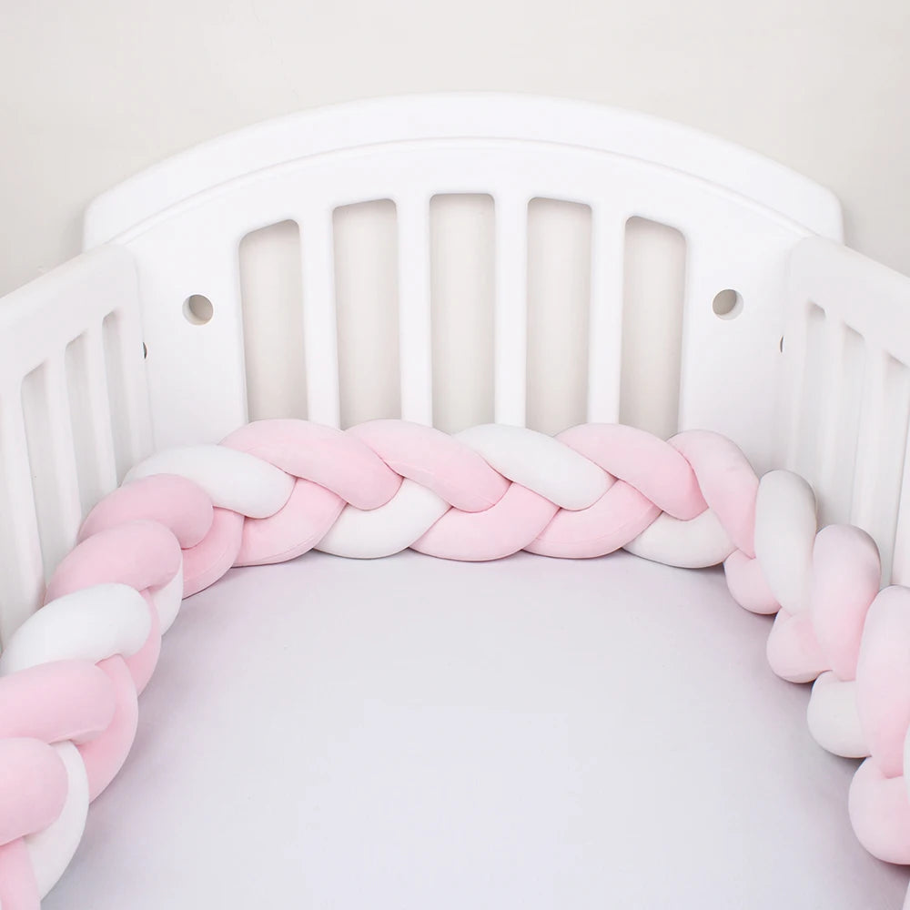 Tour de lit bébé tressé – Protection et décoration pour berceau