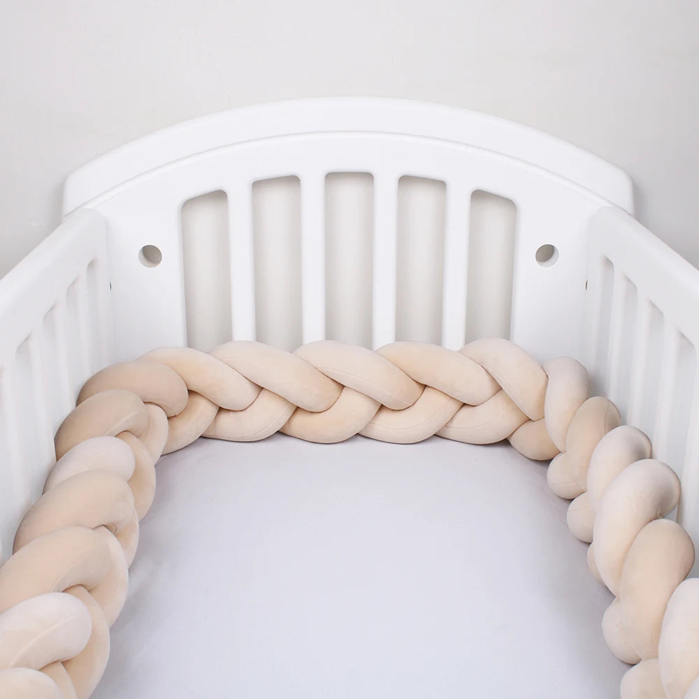 Tour de lit bébé tressé – Protection et décoration pour berceau