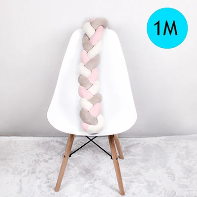 Tour de lit bébé tressé – Protection et décoration pour berceau