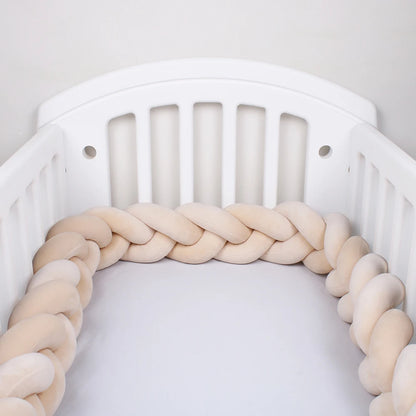 Tour de lit bébé tressé – Protection et décoration pour berceau