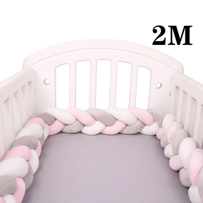 Tour de lit bébé tressé – Protection et décoration pour berceau